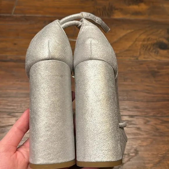 NEW! Pelle Moda Silver Metallic Suede Gillian Sandal - Size 7.5