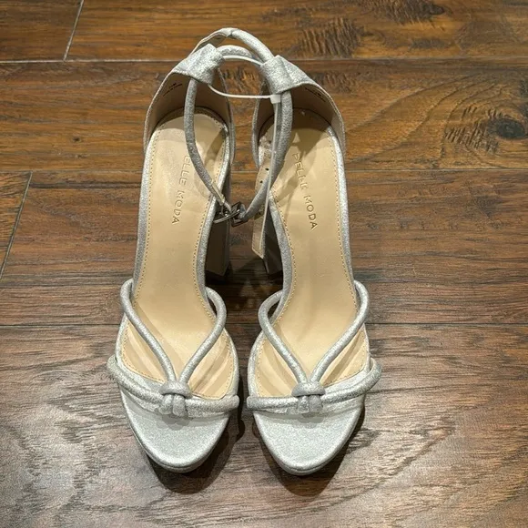 NEW! Pelle Moda Silver Metallic Suede Gillian Sandal - Size 7.5