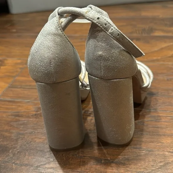 NEW! Pelle Moda Silver Metallic Suede Gillian Sandal - Size 7.5