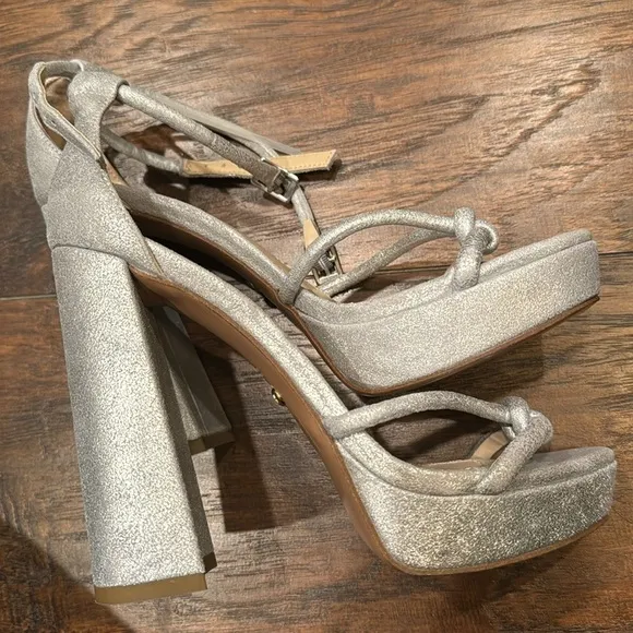 NEW! Pelle Moda Silver Metallic Suede Gillian Sandal - Size 7.5