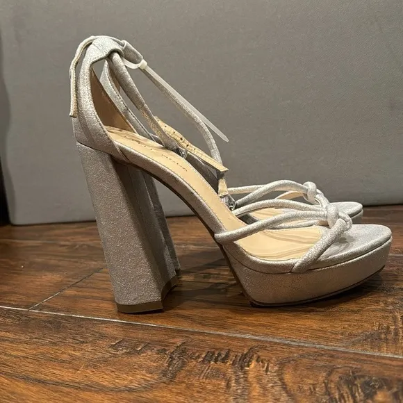 NEW! Pelle Moda Silver Metallic Suede Gillian Sandal - Size 7.5