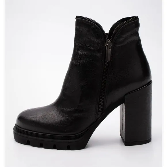 NEW SALVADOR RIBES Leather Ankle Boots US7/EU37 Block Heel Made in Italy