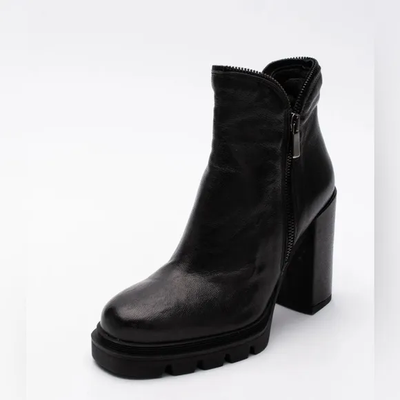 NEW SALVADOR RIBES Leather Ankle Boots US7/EU37 Block Heel Made in Italy