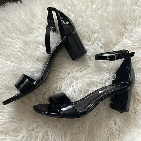 NEW Steve MADDEN Patent Leather Block Heel Open Toe Sandals