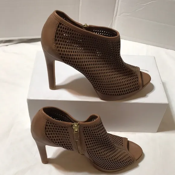 New! Vince Camuto leather platform shoes with side zipper