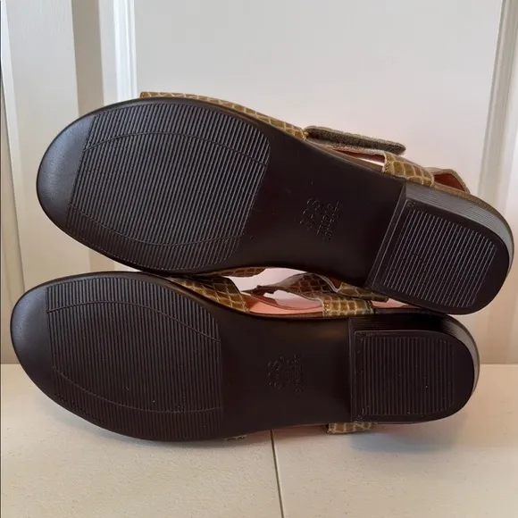 NEW w/o BOX - SAS EMBOSSED LEATHER SANDALS (sz 8.5)