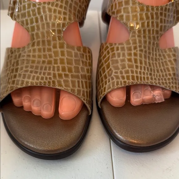 NEW w/o BOX - SAS EMBOSSED LEATHER SANDALS (sz 8.5)