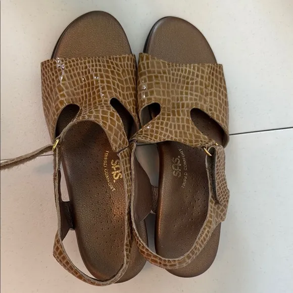 NEW w/o BOX - SAS EMBOSSED LEATHER SANDALS (sz 8.5)