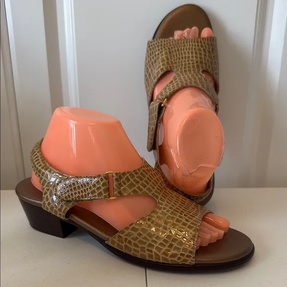 NEW w/o BOX - SAS EMBOSSED LEATHER SANDALS (sz 8.5)