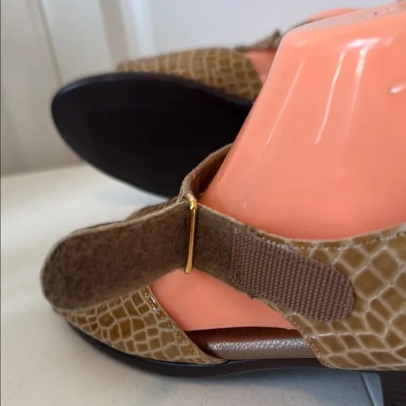 NEW w/o BOX - SAS EMBOSSED LEATHER SANDALS (sz 8.5)