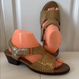 NEW w/o BOX - SAS EMBOSSED LEATHER SANDALS (sz 8.5)