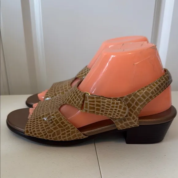 NEW w/o BOX - SAS EMBOSSED LEATHER SANDALS (sz 8.5)