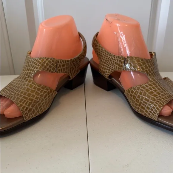 NEW w/o BOX - SAS EMBOSSED LEATHER SANDALS (sz 8.5)