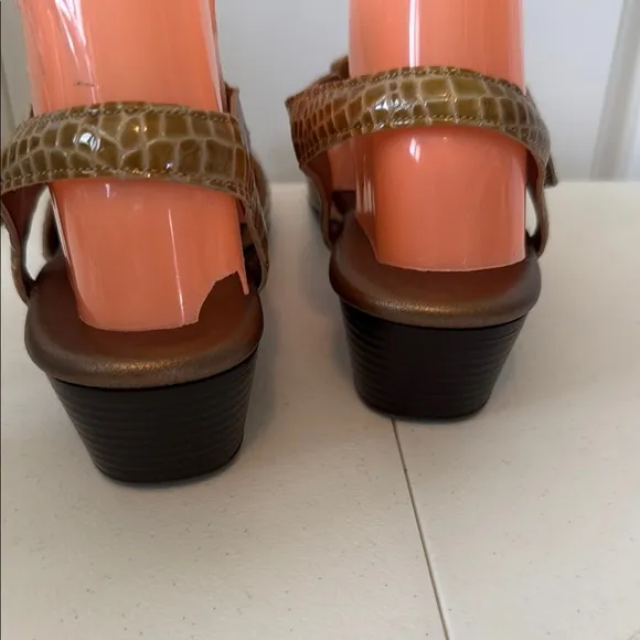 NEW w/o BOX - SAS EMBOSSED LEATHER SANDALS (sz 8.5)
