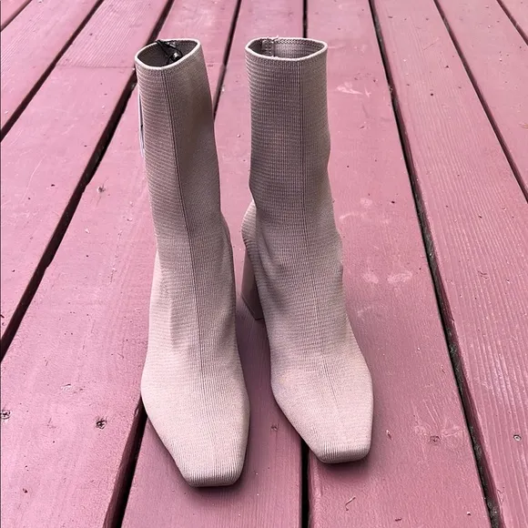 New! Zara woman’s 10 tan knit fabric stretchy block heel boots.