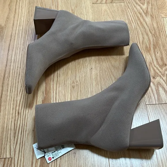 New! Zara woman’s 10 tan knit fabric stretchy block heel boots.