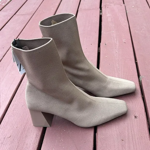 New! Zara woman’s 10 tan knit fabric stretchy block heel boots.