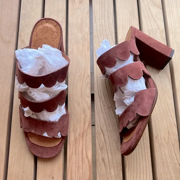nib CHIE MIHARA Scalloped Block Heel Suede Sandals - Size 7