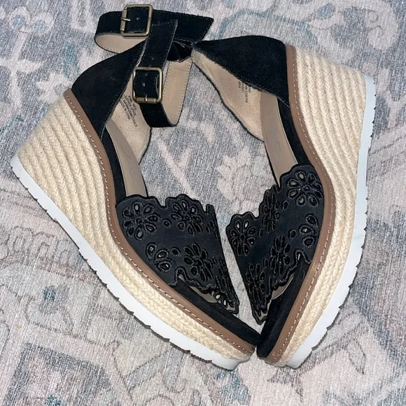 Nicole Black Wedge Shoes with Floral Appliqué
