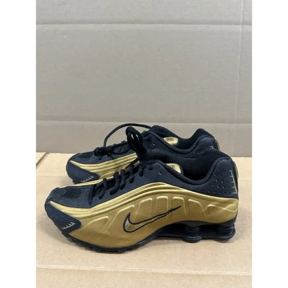 Nike Shox R4 Metallic Gold Black Shoes Men's 7.5 Women's 8.5-9  104265-702