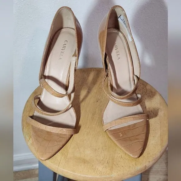 NWOB Carvela Gravitate Croc Embossed Heel Sandals Size 10 in Nude Tan