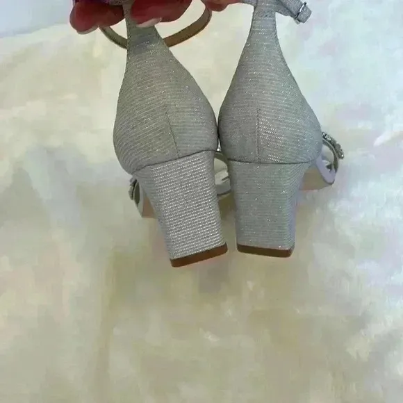 NWOT Badgley Mischka Alison Women Leather Ankle Strap Heel Sandals