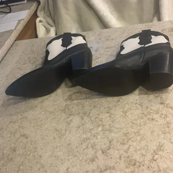 NWOT Marc Fisher LTD Gona Boots Size 9