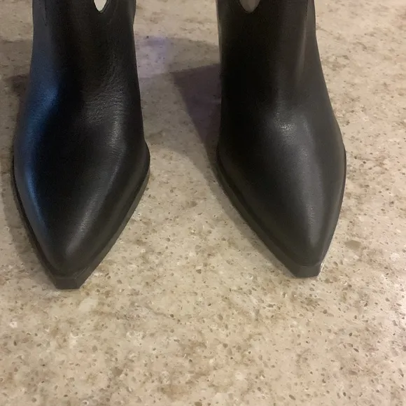 NWOT Marc Fisher LTD Gona Boots Size 9