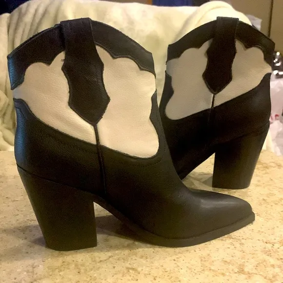 NWOT Marc Fisher LTD Gona Boots Size 9