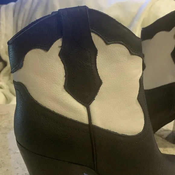 NWOT Marc Fisher LTD Gona Boots Size 9