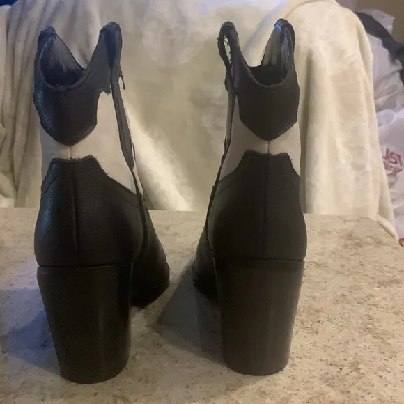 NWOT Marc Fisher LTD Gona Boots Size 9