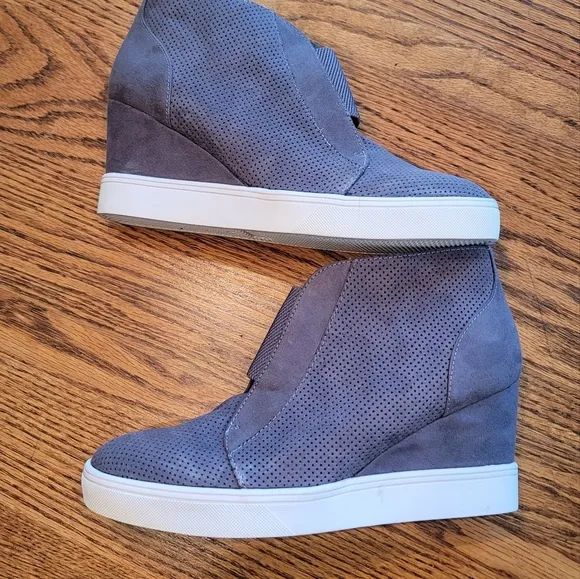 NWOT MIA Gray White Faux Suede Leather Wedge Shoes Heels Size 10