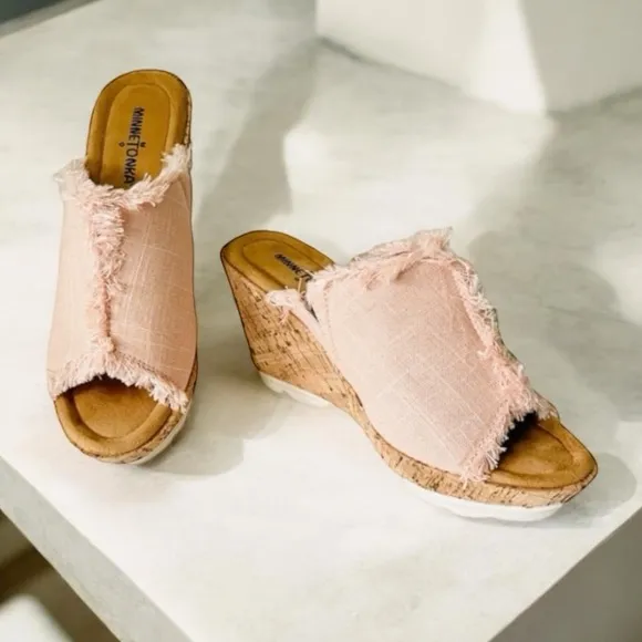 NWOT MINNETONKA Pink York Blush Wedge Sandals Size 9