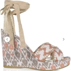 NWOT Theodora &amp; Callum by Stuart Weitzman ankle wrap platform wedge shoes 9