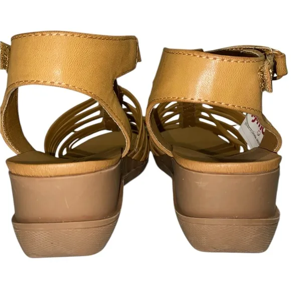 NWT BareTraps Jaime Wedge Sandals Size 8 1/2