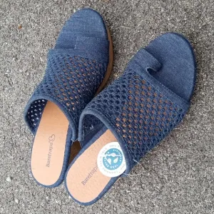 NWT BareTraps Navy Bethie Wedge Sandals Cottagecore minimalist, Size 8