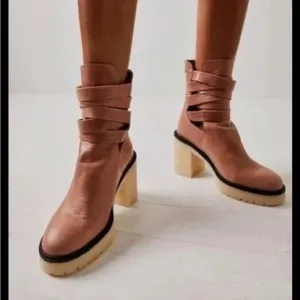 NWT Free People Jesse Cutout Boot 39.5 / 9