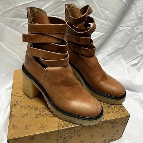 NWT Free People Jesse Cutout Boot 39.5 / 9