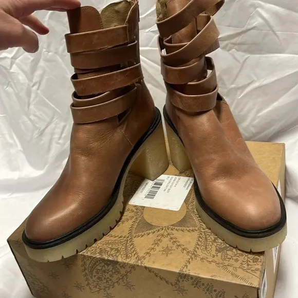 NWT Free People Jesse Cutout Boot 39.5 / 9
