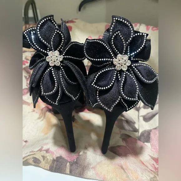 NWT Gianni Bini Karmello Velvet Flower Ankle StrapPlatform Dress Sandals 7.5