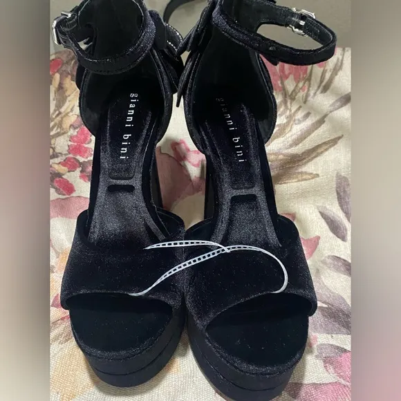 NWT Gianni Bini Karmello Velvet Flower Ankle StrapPlatform Dress Sandals 7.5
