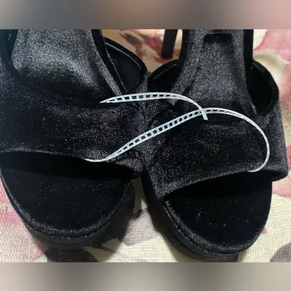 NWT Gianni Bini Karmello Velvet Flower Ankle StrapPlatform Dress Sandals 7.5