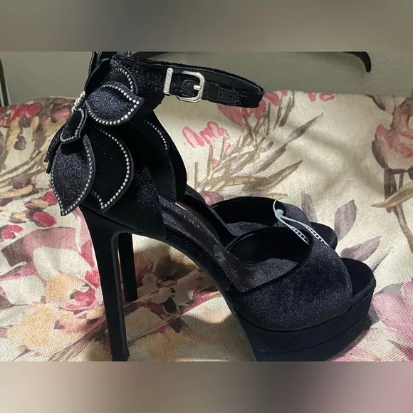 NWT Gianni Bini Karmello Velvet Flower Ankle StrapPlatform Dress Sandals 7.5