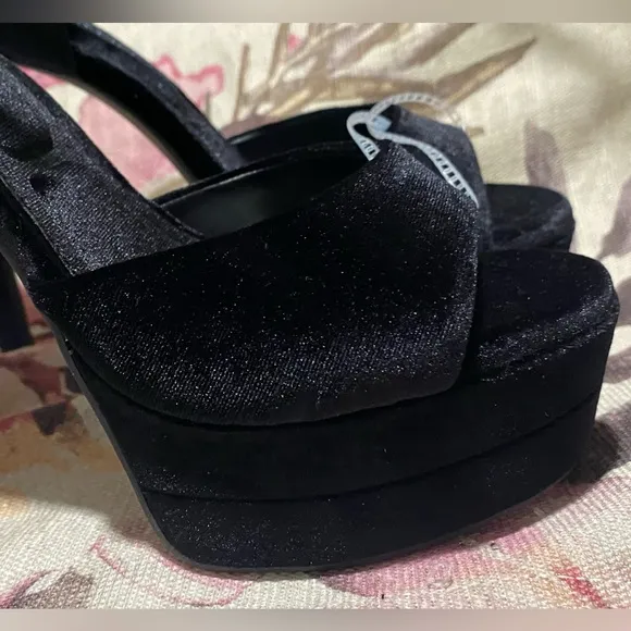 NWT Gianni Bini Karmello Velvet Flower Ankle StrapPlatform Dress Sandals 7.5