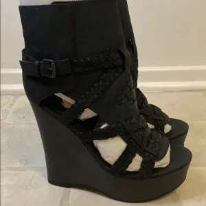 NWT Mia Limited Edition Black Wedge SZ 9