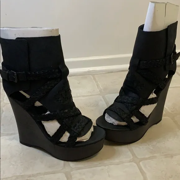 NWT Mia Limited Edition Black Wedge SZ 9