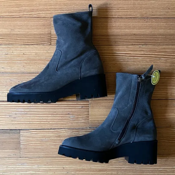 NWT Paul Green Newbury Bootie in Iron Grained Sz 9.
