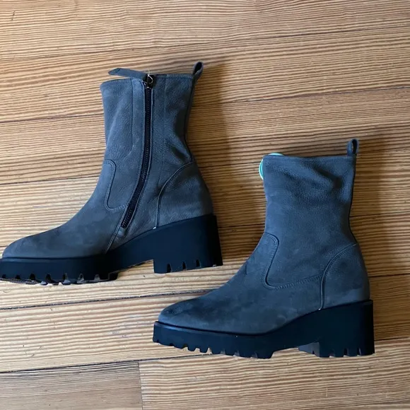 NWT Paul Green Newbury Bootie in Iron Grained Sz 9.