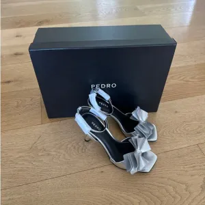 Pedro US - Stella Heel Sandals in Metallic Silver