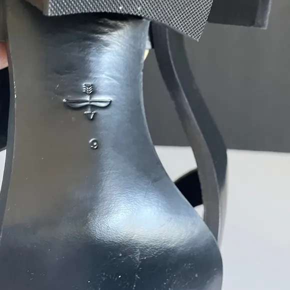 Pour la Victoire Heel Sandals Size 9